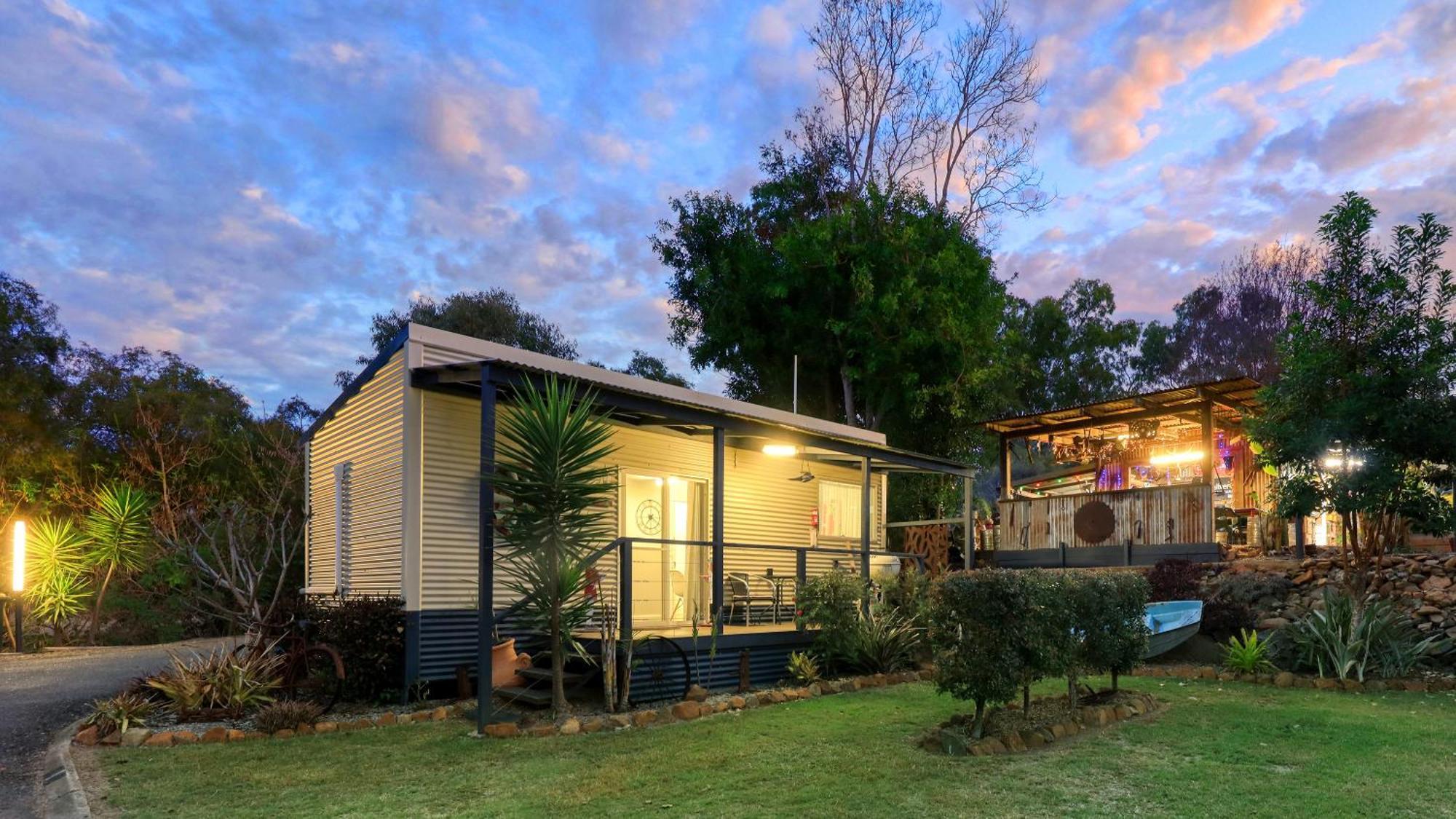 Silver Wattle Cabins Mount Morgan ภายนอก รูปภาพ