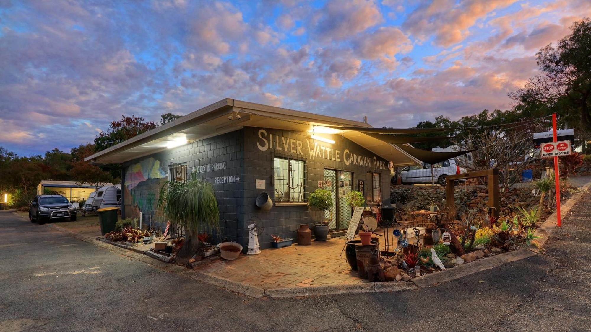 Silver Wattle Cabins Mount Morgan ภายนอก รูปภาพ