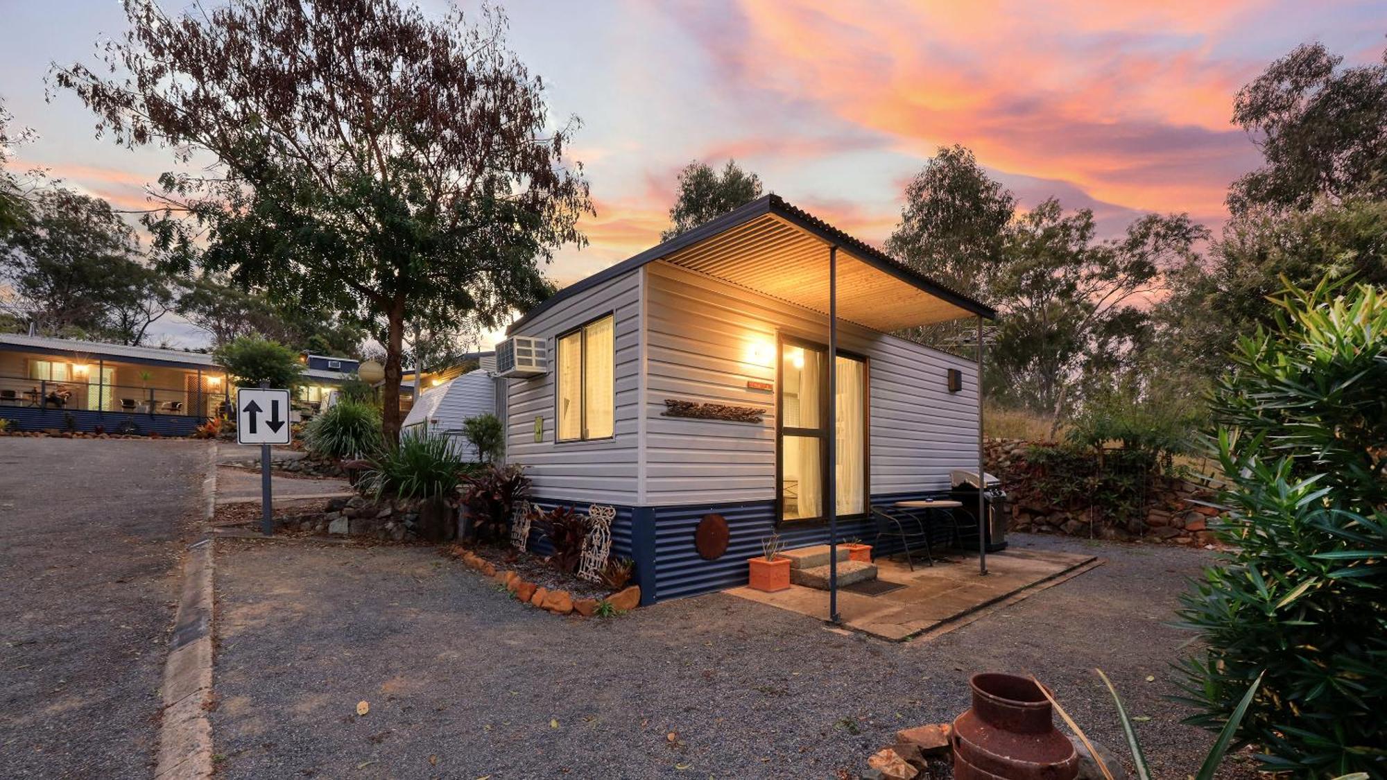 Silver Wattle Cabins Mount Morgan ภายนอก รูปภาพ