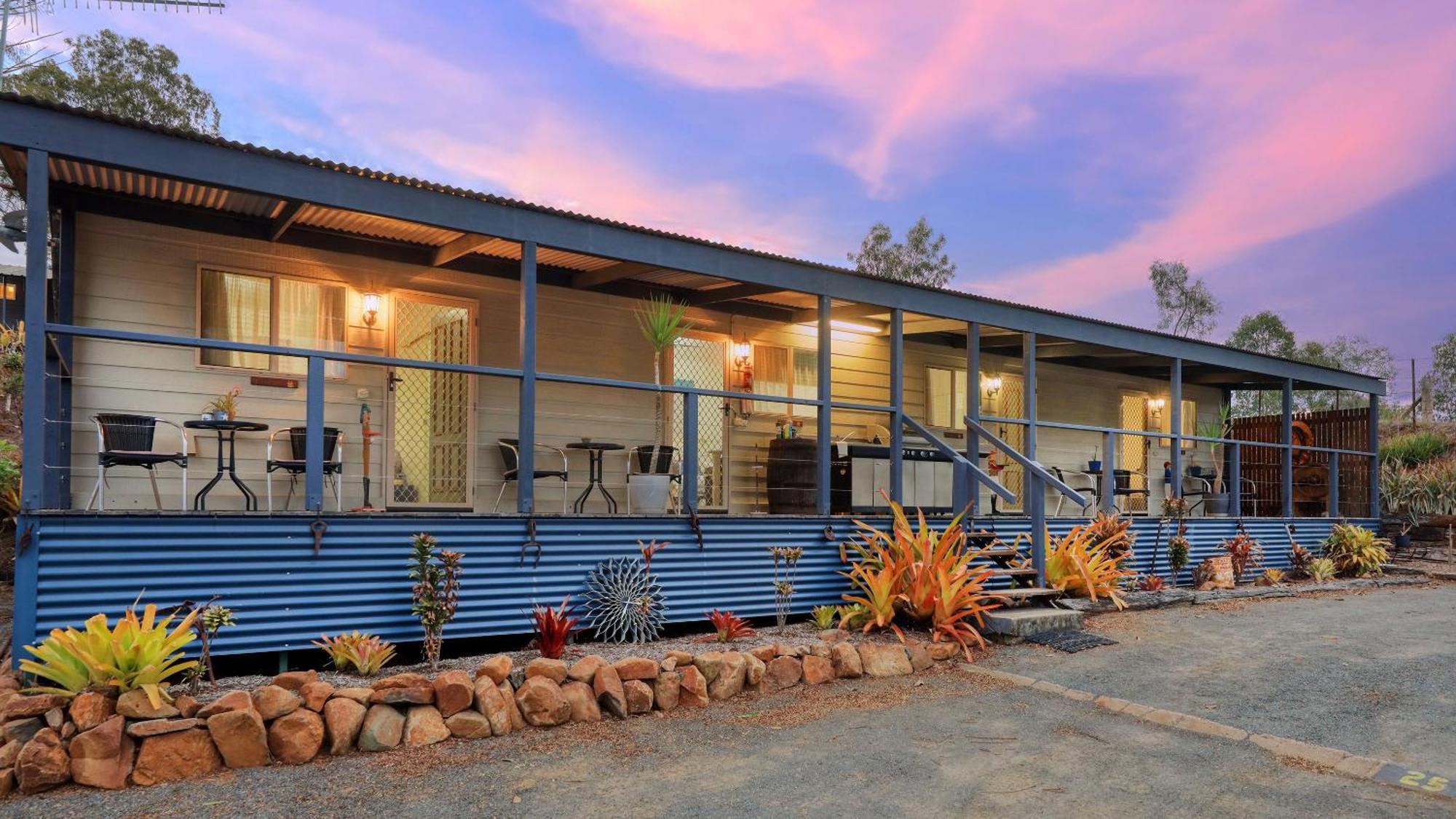 Silver Wattle Cabins Mount Morgan ภายนอก รูปภาพ