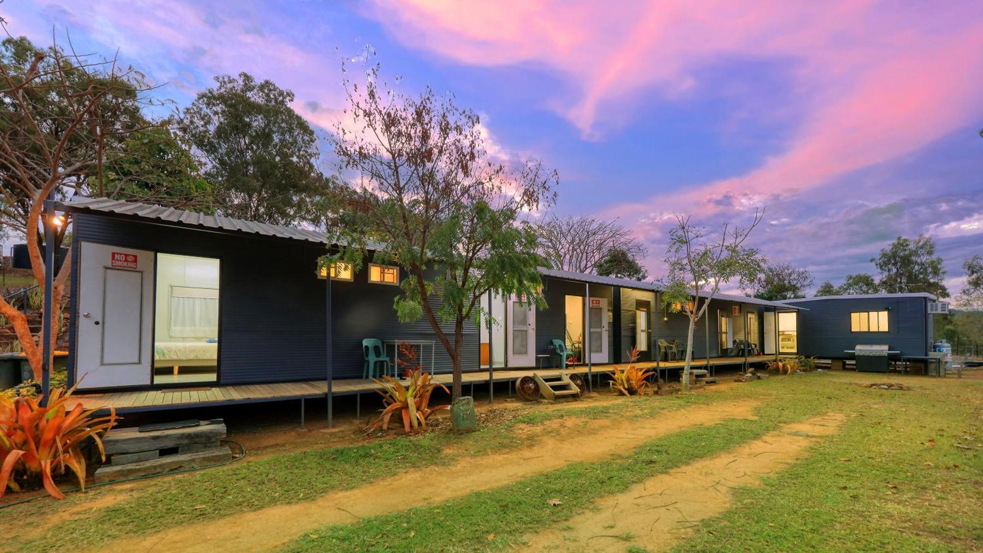 Silver Wattle Cabins Mount Morgan ภายนอก รูปภาพ